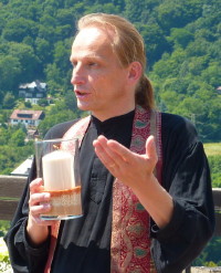 Duchovním Pražské obce unitářů je od roku 2002 Rev. Dr. Petr Samojský.
